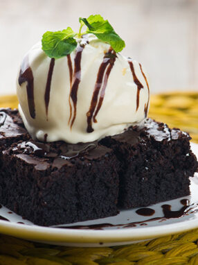dark chocolate brownie how to make brownies at home, brownie with ice_cream topping featured image
