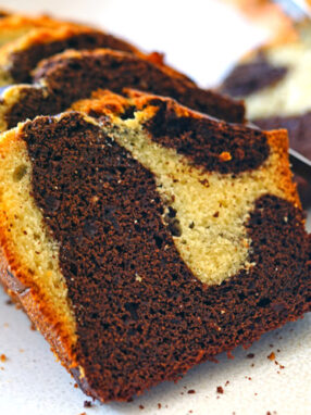chocolate marble cake cut in slices feature image2